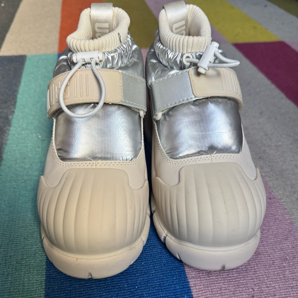 UGG Deckers ADIROAM ANKLE BOOT Women's US 8 EU 39 White and Silver - Picture 2 of 7
